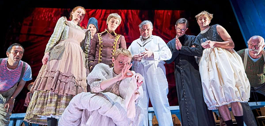 Darsteller Ali Meyer (Bild rechts) :: Burgtheater Wien 2025 :: Herr Puntila und sein Knecht Matti :: © Burgtheater Wien / Tommy Hetzel